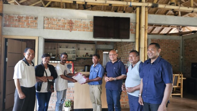 Penyerahan SK Dari Ketua Vox Point Indonesia Sikka Ke Ketua Panitia Vox Point Indonesia Sikka.