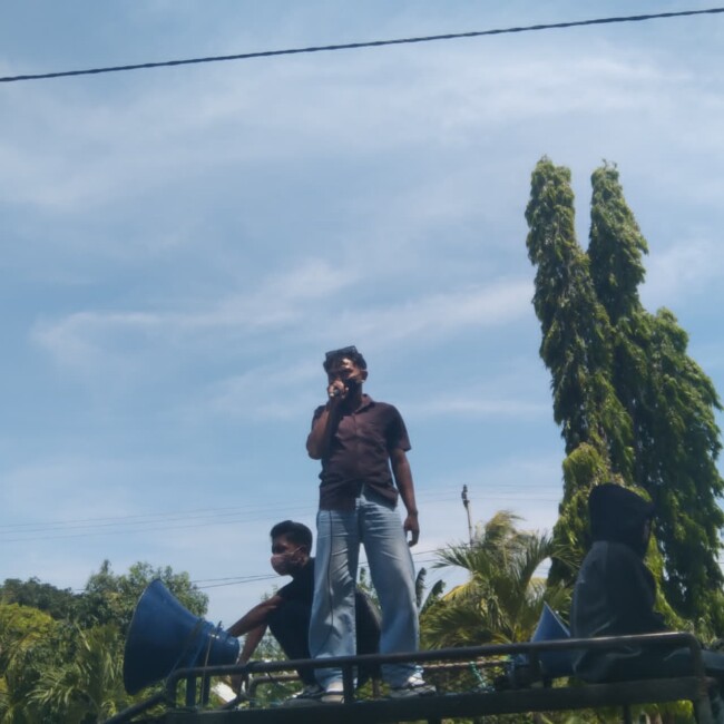 Michael Mo’a Popi, orator Front Masyarakat Sikka Menggugat sedang berdiri diatas mobil Komando dan berorasi