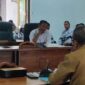 Massa aksi PGRI Flores Timur berdialog dengan DPRD Flores Timur terkait lima tuntutan