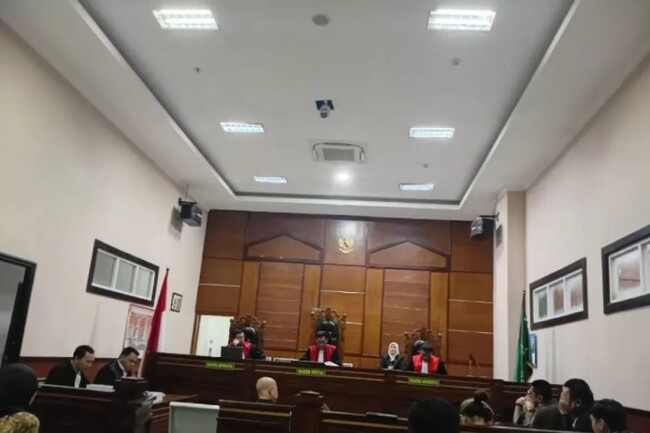 Majelis Hakim Pengadilan Negeri Jakarta Utara memvonis terdakwa kasus pemcemaran nama baik Hendra Lie 10 bulan penjara