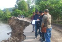 Ruas jalan amblas di lintas utara Ende - Maumere - Nagekeo, tepatnya di Dusun Maumeri, Desa Wewaria, Kecamatan Wewaria, Kabupaten Ende.