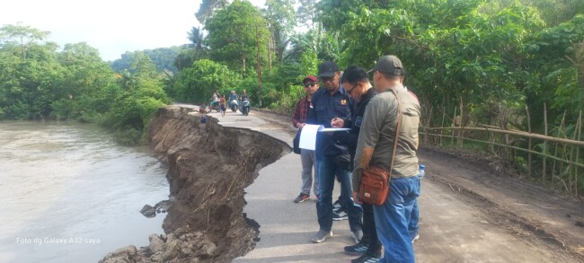 Ruas jalan amblas di lintas utara Ende - Maumere - Nagekeo, tepatnya di Dusun Maumeri, Desa Wewaria, Kecamatan Wewaria, Kabupaten Ende.