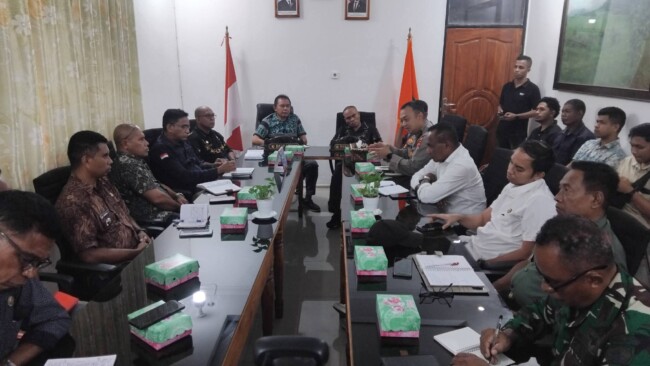 Pemda Flotim rapat bersama Forum Koordinasi Pimpinan Daerah (Forkopimda), lurah, tokoh masyarakat, dan tokoh adat dari kedua wilayah