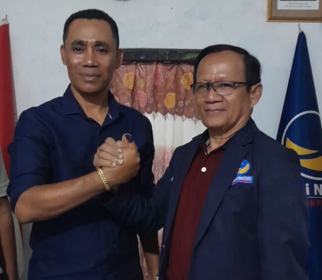 Yanus Waro ketua DPD NasDem Ende dan Don Wangge Bupati Ende Periode 2009 - 2014/Ket Foto ; Ignas Dao