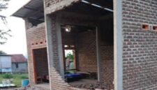 Rumah warga hancur akibat gempa/Foto ; KD