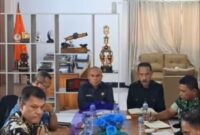 Ket Foto :Wakil Bupati Flores Timur, Ignasius Boli memimpin rapat koordinasi penanganan bencana gempa bumi di Ruang Kerja Wakil Bupati, Kamis (7/5/2026). Dalam rapat tersebut, Pemerintah Kabupaten Flores Timur menetapkan peralihan status dari tanggap darurat menuju masa transisi pemulihan.