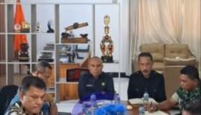 Ket Foto :Wakil Bupati Flores Timur, Ignasius Boli memimpin rapat koordinasi penanganan bencana gempa bumi di Ruang Kerja Wakil Bupati, Kamis (7/5/2026). Dalam rapat tersebut, Pemerintah Kabupaten Flores Timur menetapkan peralihan status dari tanggap darurat menuju masa transisi pemulihan.