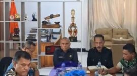 Ket Foto :Wakil Bupati Flores Timur, Ignasius Boli memimpin rapat koordinasi penanganan bencana gempa bumi di Ruang Kerja Wakil Bupati, Kamis (7/5/2026). Dalam rapat tersebut, Pemerintah Kabupaten Flores Timur menetapkan peralihan status dari tanggap darurat menuju masa transisi pemulihan.
