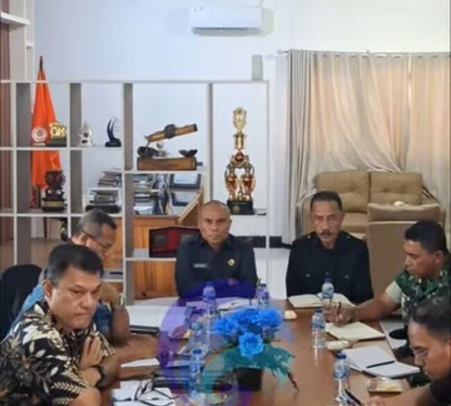 Ket Foto :Wakil Bupati Flores Timur, Ignasius Boli memimpin rapat koordinasi penanganan bencana gempa bumi di Ruang Kerja Wakil Bupati, Kamis (7/5/2026). Dalam rapat tersebut, Pemerintah Kabupaten Flores Timur menetapkan peralihan status dari tanggap darurat menuju masa transisi pemulihan.