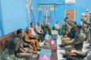 Wakil Bupati Flores Timur, Ignasius Boli Uran, memimpin pertemuan bersama Kepala Desa Waiburak Muhamad Saleh dan Kepala Desa Narasaosina Yandris Toland di Kantor Camat Adonara Timur, Senin (11/5/2026).