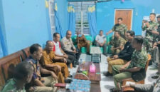 Wakil Bupati Flores Timur, Ignasius Boli Uran, memimpin pertemuan bersama Kepala Desa Waiburak Muhamad Saleh dan Kepala Desa Narasaosina Yandris Toland di Kantor Camat Adonara Timur, Senin (11/5/2026).