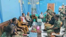 Wakil Bupati Flores Timur, Ignasius Boli Uran, memimpin pertemuan bersama Kepala Desa Waiburak Muhamad Saleh dan Kepala Desa Narasaosina Yandris Toland di Kantor Camat Adonara Timur, Senin (11/5/2026).