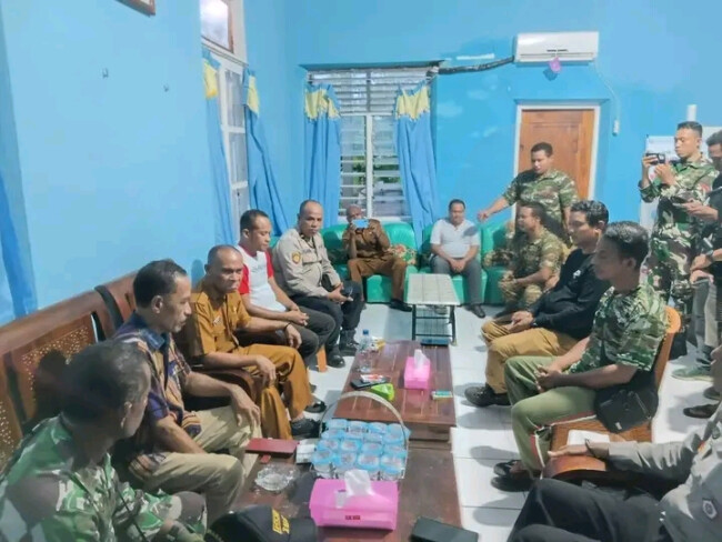 Wakil Bupati Flores Timur, Ignasius Boli Uran, memimpin pertemuan bersama Kepala Desa Waiburak Muhamad Saleh dan Kepala Desa Narasaosina Yandris Toland di Kantor Camat Adonara Timur, Senin (11/5/2026).