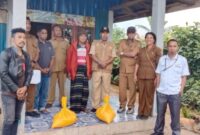 Dinas Sosial kabupaten Ende serahkan bantuan kepada korban konflik sosial di desa Kebesani