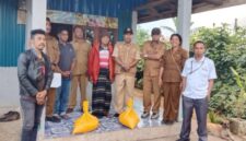 Dinas Sosial kabupaten Ende serahkan bantuan kepada korban konflik sosial di desa Kebesani
