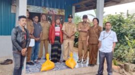 Dinas Sosial kabupaten Ende serahkan bantuan kepada korban konflik sosial di desa Kebesani