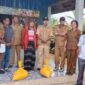 Dinas Sosial kabupaten Ende serahkan bantuan kepada korban konflik sosial di desa Kebesani
