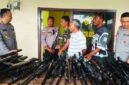 Tokoh masyarakat dusun Bele menyerahkan senjata rakitan kepada Kapolres Flores Timur