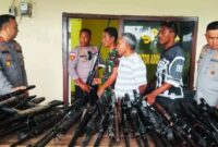 Tokoh masyarakat dusun Bele menyerahkan senjata rakitan kepada Kapolres Flores Timur