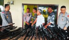 Tokoh masyarakat dusun Bele menyerahkan senjata rakitan kepada Kapolres Flores Timur