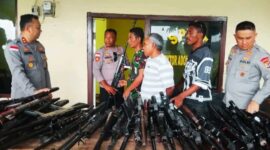 Tokoh masyarakat dusun Bele menyerahkan senjata rakitan kepada Kapolres Flores Timur