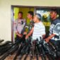 Tokoh masyarakat dusun Bele menyerahkan senjata rakitan kepada Kapolres Flores Timur