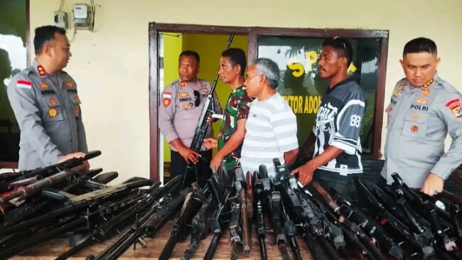 Tokoh masyarakat dusun Bele menyerahkan senjata rakitan kepada Kapolres Flores Timur
