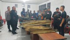 Tokoh adat dan masyarakat desa Narasaosina serahkan puluhan senjata rakitan kepada polisi