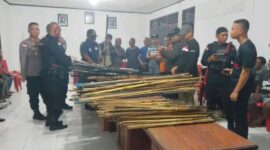 Tokoh adat dan masyarakat desa Narasaosina serahkan puluhan senjata rakitan kepada polisi