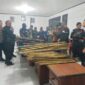 Tokoh adat dan masyarakat desa Narasaosina serahkan puluhan senjata rakitan kepada polisi