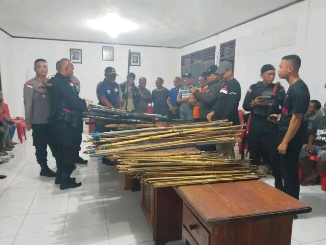 Tokoh adat dan masyarakat desa Narasaosina serahkan puluhan senjata rakitan kepada polisi