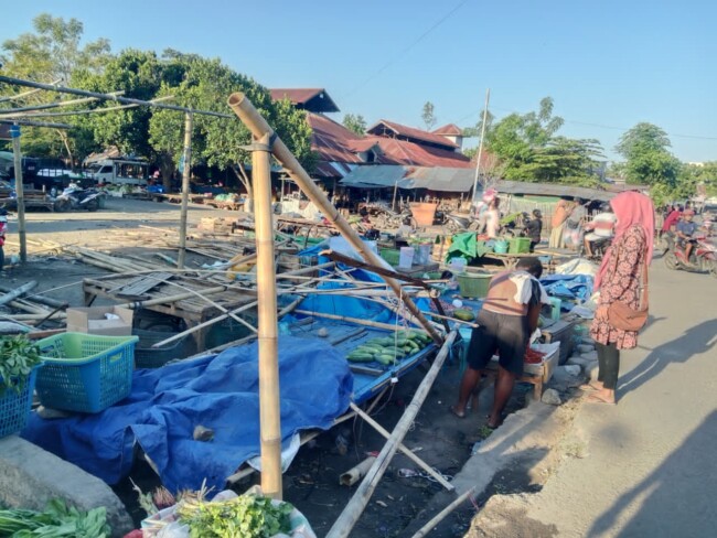 Lapak pasar Alok yang dibongkar siang tadi oleh oleh Satu Pol PP Kabupaten Sikka