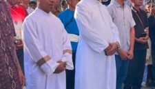 Dua imam baru RD David Doni dan RD Jhon Bulet, diterima secara adat Lamaholot dan resmi bertugas di Paroki Santo Yosep Tanah Boleng/Ket Foto ; FKD
