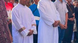 Dua imam baru RD David Doni dan RD Jhon Bulet, diterima secara adat Lamaholot dan resmi bertugas di Paroki Santo Yosep Tanah Boleng/Ket Foto ; FKD