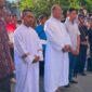 Dua imam baru RD David Doni dan RD Jhon Bulet, diterima secara adat Lamaholot dan resmi bertugas di Paroki Santo Yosep Tanah Boleng/Ket Foto ; FKD