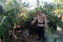 Polisi sedang mengecek mobil di lokasi kejadian