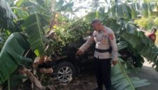 Polisi sedang mengecek mobil di lokasi kejadian