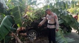 Polisi sedang mengecek mobil di lokasi kejadian