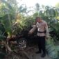 Polisi sedang mengecek mobil di lokasi kejadian