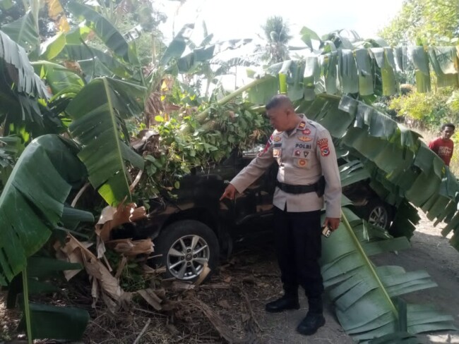 Polisi sedang mengecek mobil di lokasi kejadian