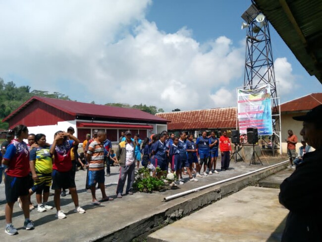 Masyarakat antusias ikut turnamen voli di desa Sobo/Ket Foto ; Niko Sanggu