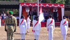 Camat Ile Boleng Lambertus Ulin Tokan menjadi inspektur upacara HUT ke-81 Kemerdekaan RI di Lapangan Bola Kaki Helanlangowuyo, Senin (17/8/2026).