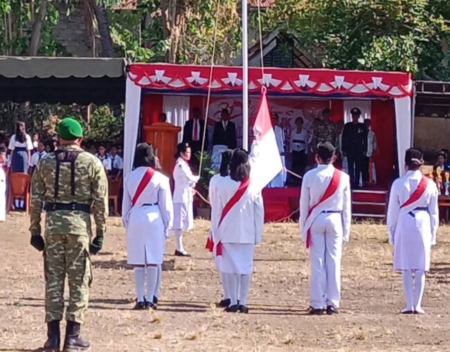 Camat Ile Boleng Lambertus Ulin Tokan menjadi inspektur upacara HUT ke-81 Kemerdekaan RI di Lapangan Bola Kaki Helanlangowuyo, Senin (17/8/2026).