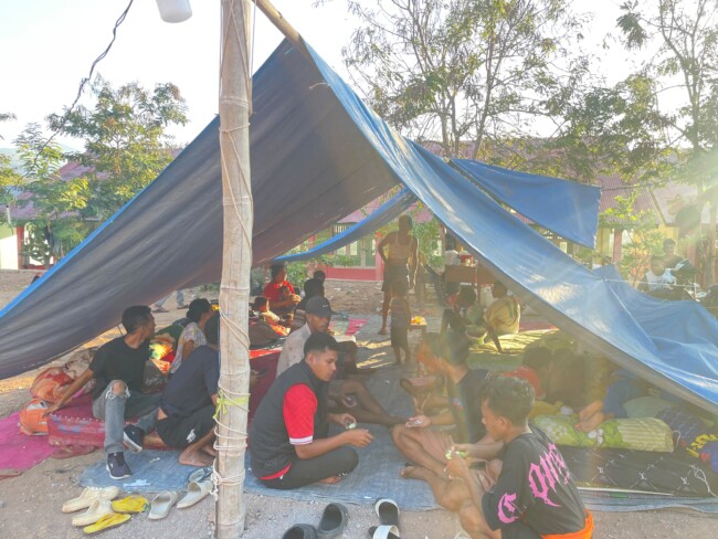 warga beberapa desa di Kabupaten Nagekeo, kecamatan Nangaroro mengungsi di tenda darurat