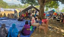 Polda NTT dan Jatim beri Trauma Healing kepada korban gempa di kec. Maukaro