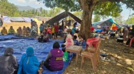 Polda NTT dan Jatim beri Trauma Healing kepada korban gempa di kec. Maukaro