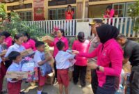 Kapolres Ende bersama ibu Bhayangkara Salurkan Bantuan Perlengkapan Sekolah untuk Siswa SD Inpres Roworena 2 Pascagempa