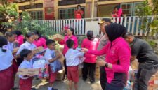 Kapolres Ende bersama ibu Bhayangkara Salurkan Bantuan Perlengkapan Sekolah untuk Siswa SD Inpres Roworena 2 Pascagempa