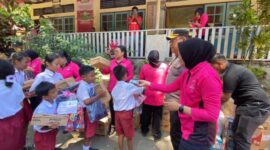 Kapolres Ende bersama ibu Bhayangkara Salurkan Bantuan Perlengkapan Sekolah untuk Siswa SD Inpres Roworena 2 Pascagempa