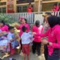 Kapolres Ende bersama ibu Bhayangkara Salurkan Bantuan Perlengkapan Sekolah untuk Siswa SD Inpres Roworena 2 Pascagempa